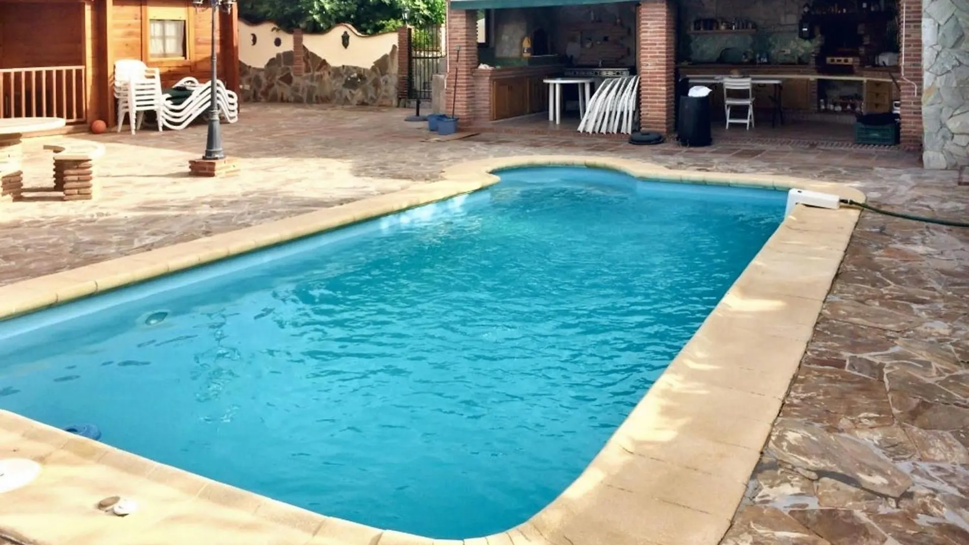 Spacious Villa With Pool In Coin: 300 M² Mountain View
