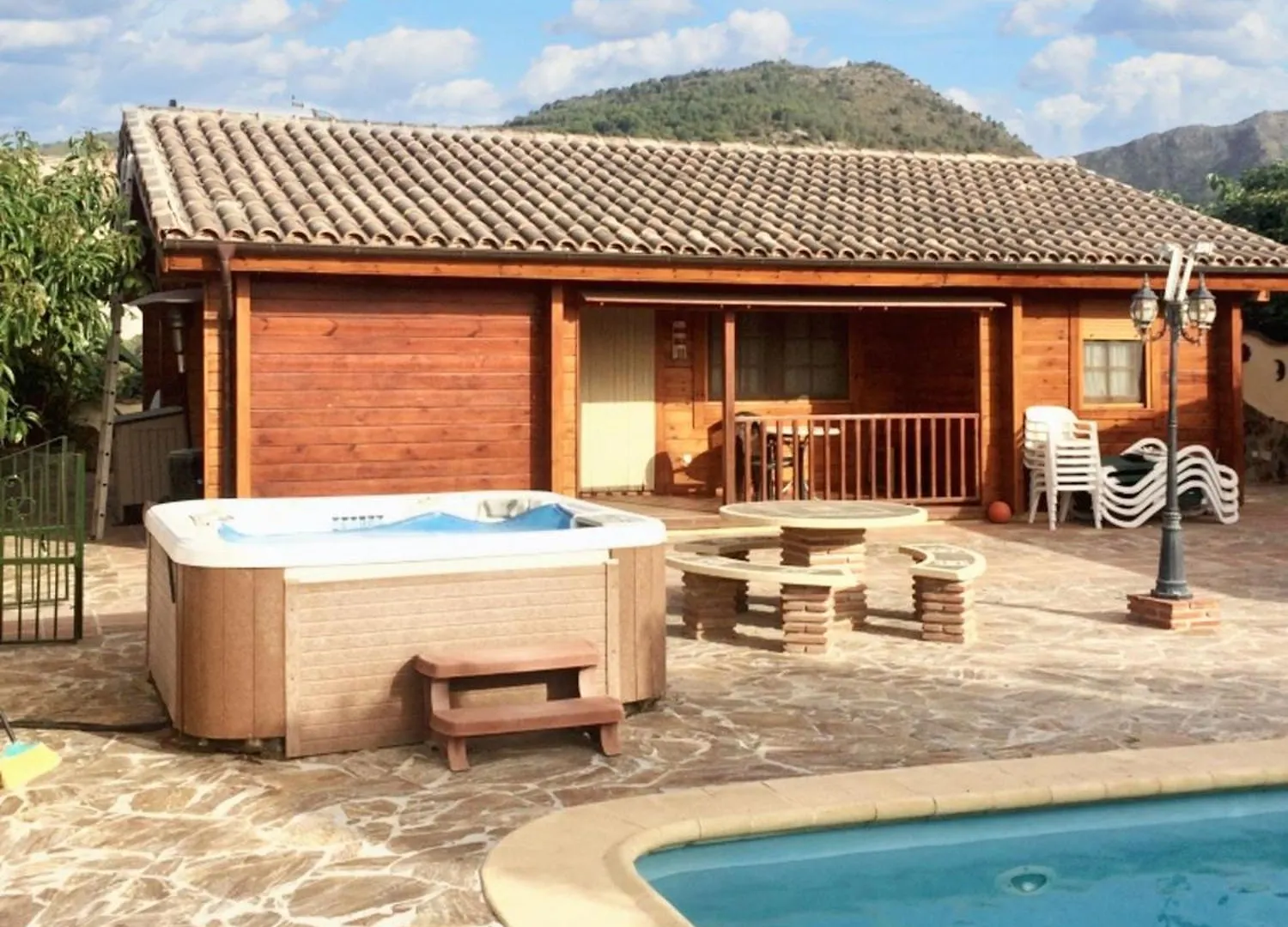 Spacious Villa With Pool In Coin: 300 M² Mountain View  Coin